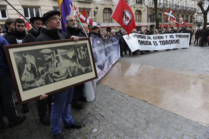 Diversas organizaciones han mostrado su protesta durante la inauguración de las obras. (ARGAZKI PRESS)