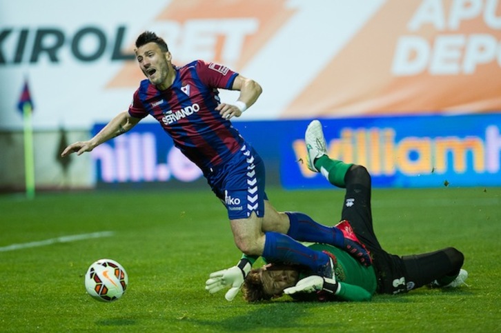 Este derribo de Piovaccari ha supuesto el penalti con el que el Eibar se ha adelantado. (Juan Carlos RUIZ / ARGAZKI PRESS)