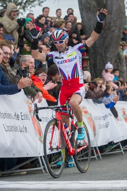 Vicioso alza los brazos en la llegada a meta. (Juanan RUIZ / ARGAZKI PRESS)