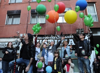 La madre y el padre de Iñigo Cabacas (en el centro) al final del acto de homenaje a su hijo. (ARGAZKI PRESS)