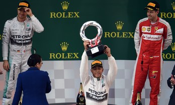 Hamilton en el podio con Vettel y Rosberg. (Johaness EISELE / AFP)