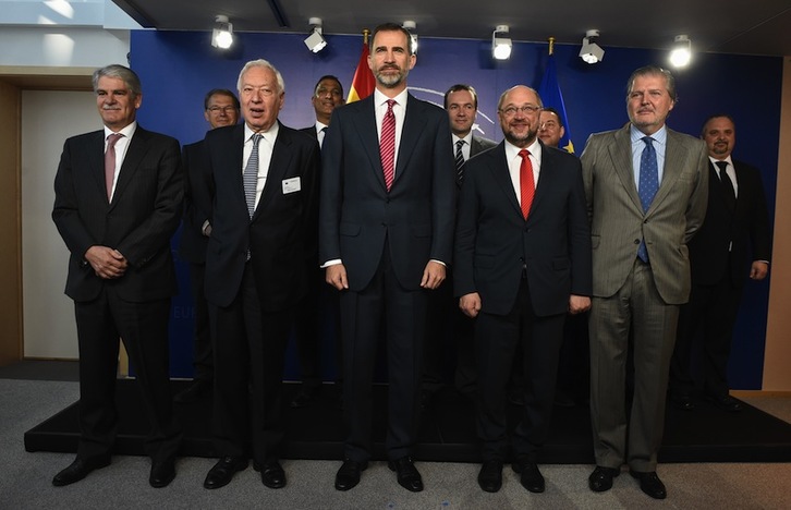 Felipe de Borbón, junto al presidente del Parlamento Europeo y los líderes de varios grupos políticos. (John THYS/AFP)