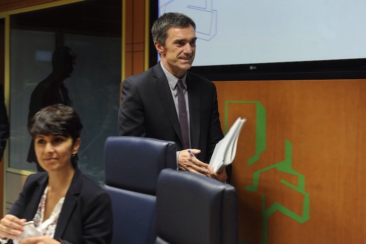 Jonan Fernández, a su llegada a la comisión parlamentaria. (ARGAZKI PRESS)