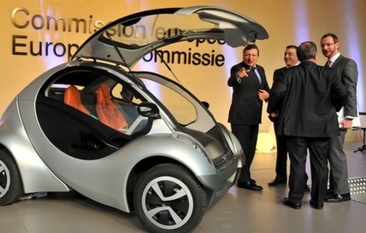 El coche Hiriko, cuando se presentó en Bruselas en enero de 2012, con Jesús Echave, Javier de Andrés, Javier Maroto y José Manuel Durao Barroso. (Georges GOBET/AFP) 