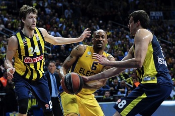 Fenerbahce tiene contra las cuerdas al vigente campeón, Maccabi. (Ozan KOSE / AFP)