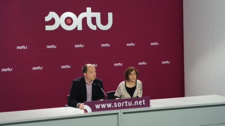 Pernando Barrena y Amaia Izko, en la rueda de prensa ofrecida en Donostia. (SORTU)