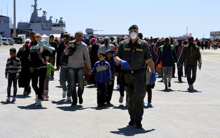 Un grupo de migrantes rescatados en el Mediterráneo, en un puerto de Sicilia. (Alberto PIZZOLI/AFP PHOTO)