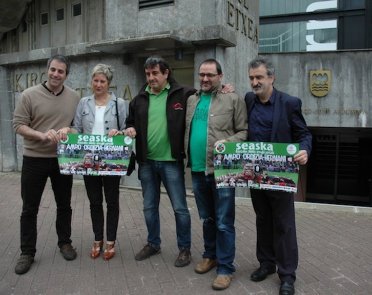 Los participantes en la rueda de prensa posan con los carteles del partido. (www.gipuzkoaberri.net)