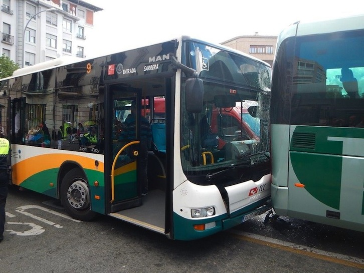 Bi autobusak, talkaren ondoren. (IRUÑEKO UDALA)