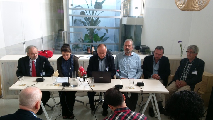 Los abogados internacionales, durante la rueda de prensa (NAIZ)