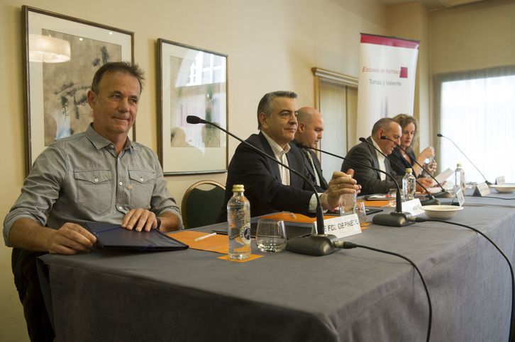 Mesa redonda celebrada esta semana con los candidatos por Araba. (Raul BOGAJO / ARGAZKI PRESS)