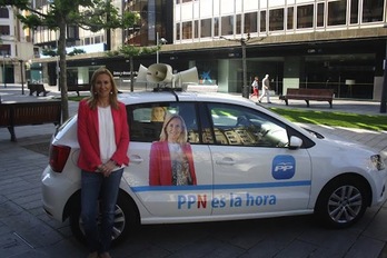 La candidata del PP, Ana Beltrán, junto a su coche de campaña, antes de suspender los actos. (PP)