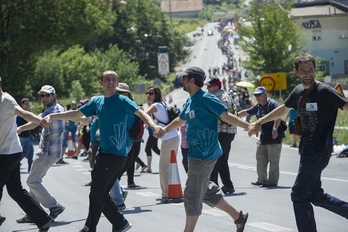 Cadena humana entre Durango e Iruñea, organizada por Gure Esku Dago, el 8 de junio de 2014. (Andoni CANELLADA/ARGAZKI PRESS)