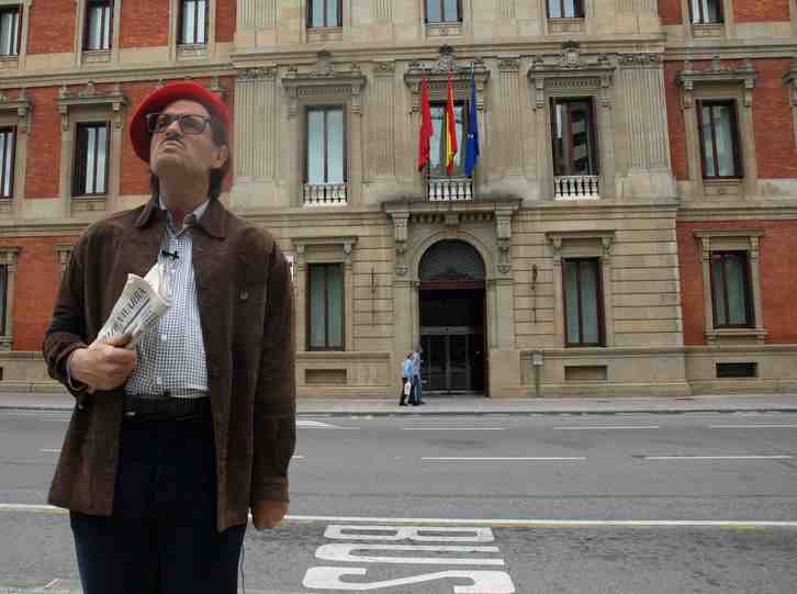 Dino Altávez, frente al Parlamento de Navarra (NAIZ).