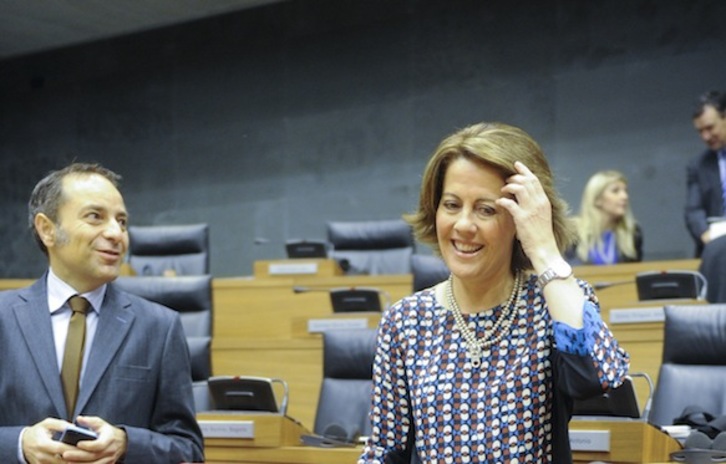 El consejero portavoz, Juan Luis Sánchez de Muniáin, junto a Barcina. (Jagoba MANTEROLA/ARGAZKI PRESS)