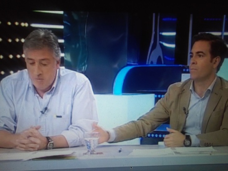 El candidato de EH Bildu, Joseba Asiron, y del PP, Pablo Zalba, en un momento del debate. (NAIZ)