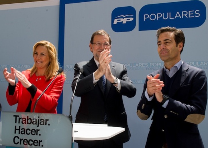 Mariano Rajoy, junto a los candidatos del PP navarro, Ana Beltrán y Pablo Zalba. (Iñigo URIZ/ARGAZKI PRESS)