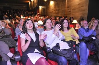 La candidata de Podemos, Laura Pérez, junto a las miembros de la dirección estatal Carolina Bescansa y Gemma Ubasart. (Idoia ZABALETA/ARGAZKI PRESS)