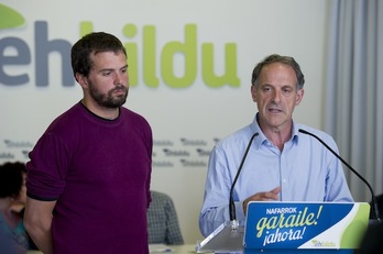 El responsable de LAB en Nafarroa, Igor Arroyo, junto al candidato de EH Bildu, Adolfo Araiz, durante la rueda de prensa. (Iñigo URIZ/ARGAZKI PRESS)