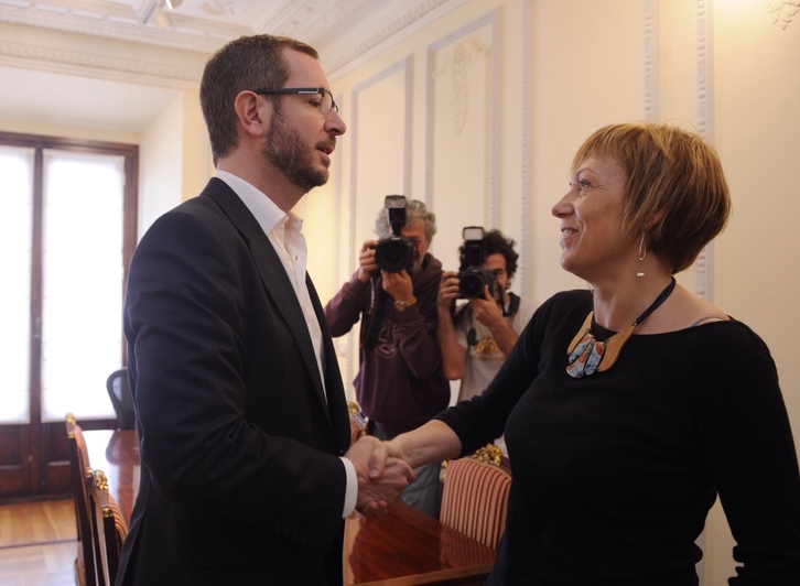 Javier Maroto junto a Miren Larrion. Raul BOGAJO/ARGAZKI PRESS