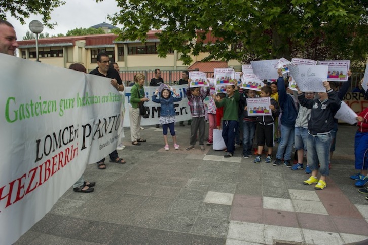 Protesta realizada hoy en el centro Luis Dorao de Gasteiz. (Juanan RUIZ/ARGAZKI PRESS)