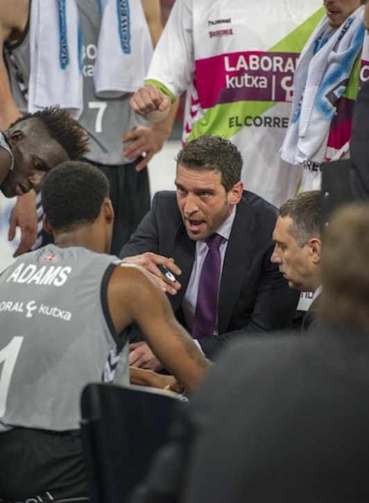 Ibon Navarro se dirige a los jugadores del Baskonia. (Juanan RUIZ/ARGAZKI PRESS)