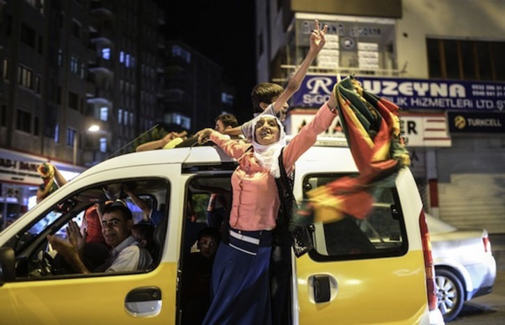 Celebraciones en Diyarbakir por los resultados del HDP. (Bulent KILIC/AFP PHOTO)