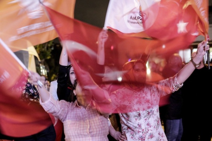 Partidarias del AKP, en Estambul. (Yasin AKGUL/AFP PHOTO)