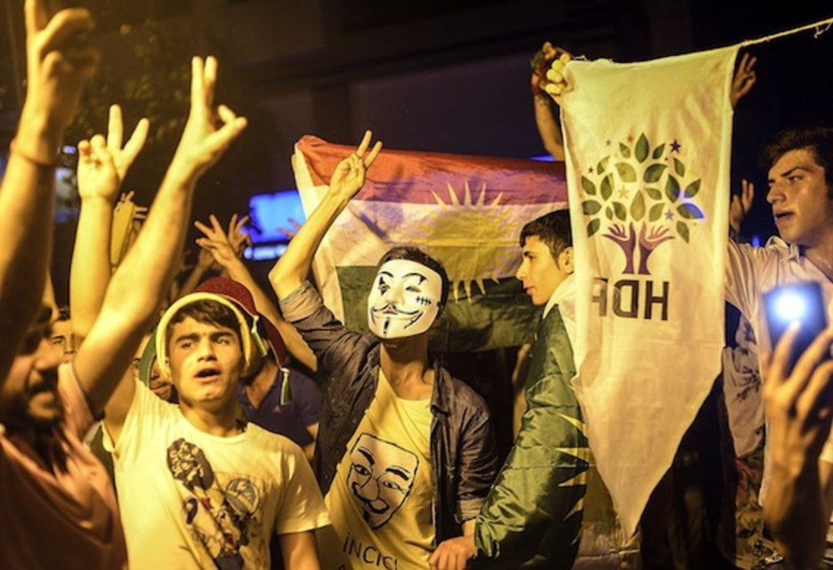 Jóvenes celebran los resultados del HDP. (Bulent KILIC/AFP PHOTO)