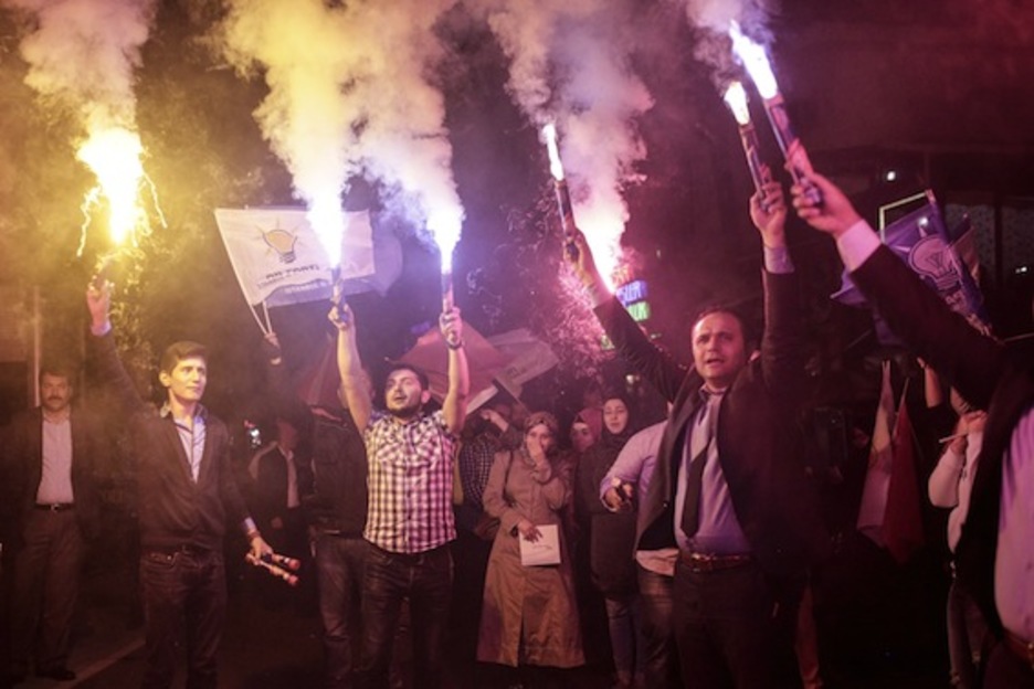 Bengalas de celebración en Diyarbakir. (Yasin AKGUL/AFP PHOTO)