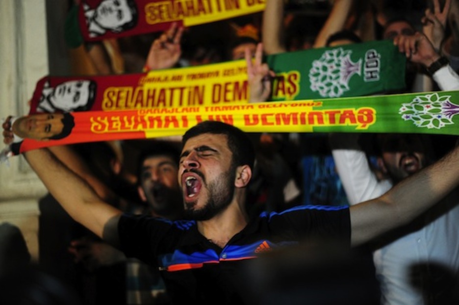 Un simpatizante del HDP sostiene una bufanda con la imagen de Selahattin Demirtas. (Ozan KOSE/AFP PHOTO)