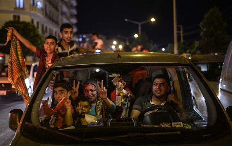 Una familia kurda celebra los resultados del HDP en Diyarbakir. (Bulent KILIC/AFP PHOTO)