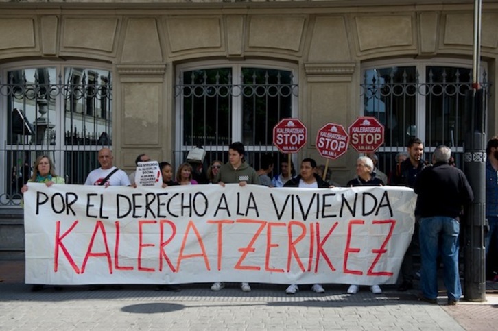 Concentración de Stop Desahucios en el exterior del Parlamento de Gasteiz. (Raul BOGAJO/ARGAZKI PRESS)
