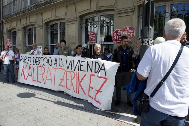 Miembros de la asociación Stop Deshaucios se concentran frente al Parlamento de Gasteiz. (Raul BOGAJO / ARGAZKI PRESS)