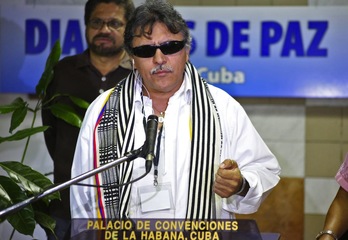 El comandante Jesús Santrich, en la comparecencia de hoy. (AFP)