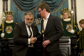 Peio López de Munain saluda a Gorka Urtaran el día de la investidura. (Raúl BOGAJO/ARGAZKI PRESS)