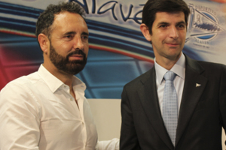 José Bordalás, junto al presidente del Alavés, Alfonso Fernández de Trocóniz. (deportivoalaves.com)