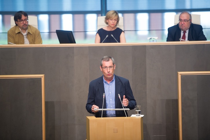 Markel Olano, durante su intervención en el debate de las Juntas Generales. (Juan Carlos RUIZ/ARGAZKI PRESS)