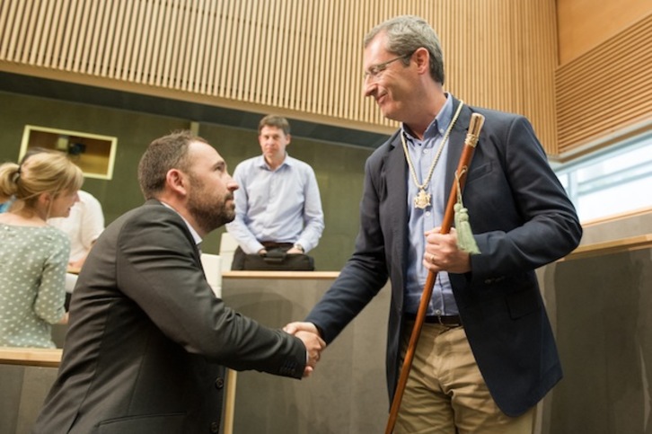 Markel Olano es felicitado por su socio de gobierno, Denis Itxaso. (Juan Carlos RUIZ / ARGAZKI PRESS)