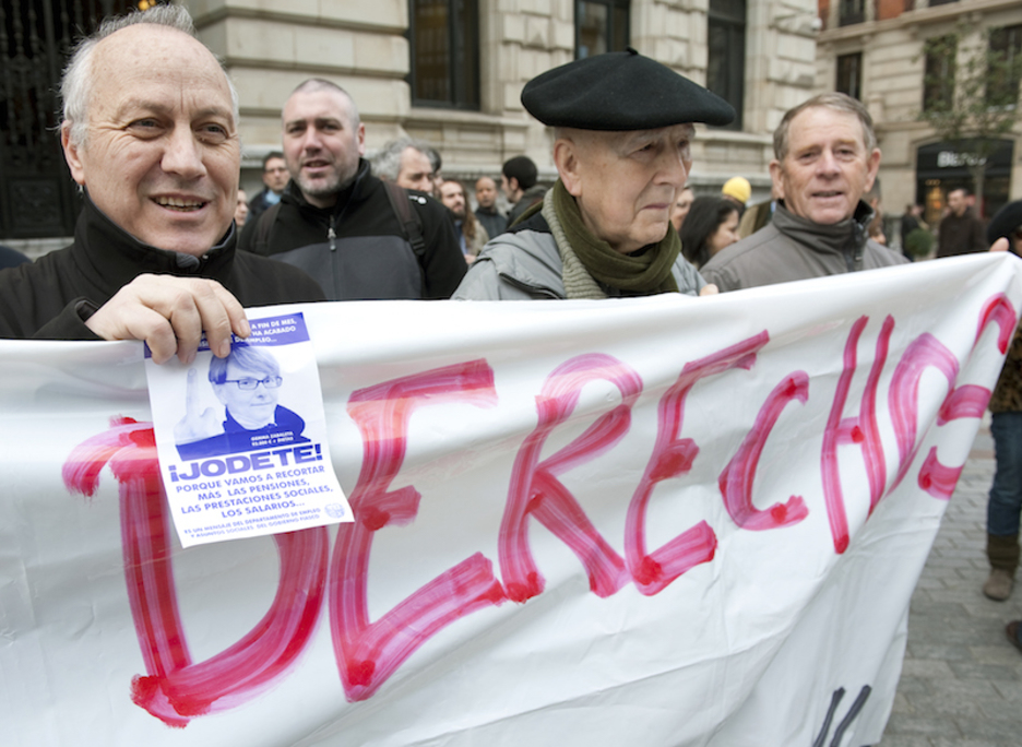 Contra los recortes sociales en febrero de 2011, frente a la Diputación vizcaina. (J.H. | A.P.)