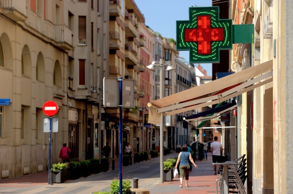 Un termómetro marca 41º en la calle Cercas Bajas de Gasteiz. (Juanan RUIZ/ARGAZKI PRESS)