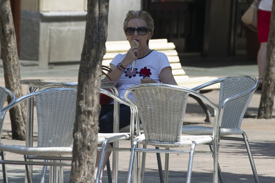 Una mujer come un helado en Gasteiz. (Juanan RUIZ/ARGAZKI PRESS)