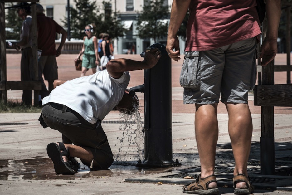 Un hombre bebe de una fuente en Lyon. (Jean-Phillipe KSIAZEK/AFP) 