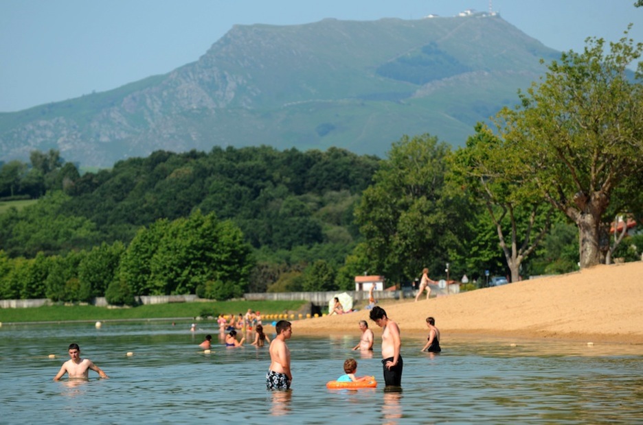 El lago de Senpere. (Gaizka IROZ/AFP)