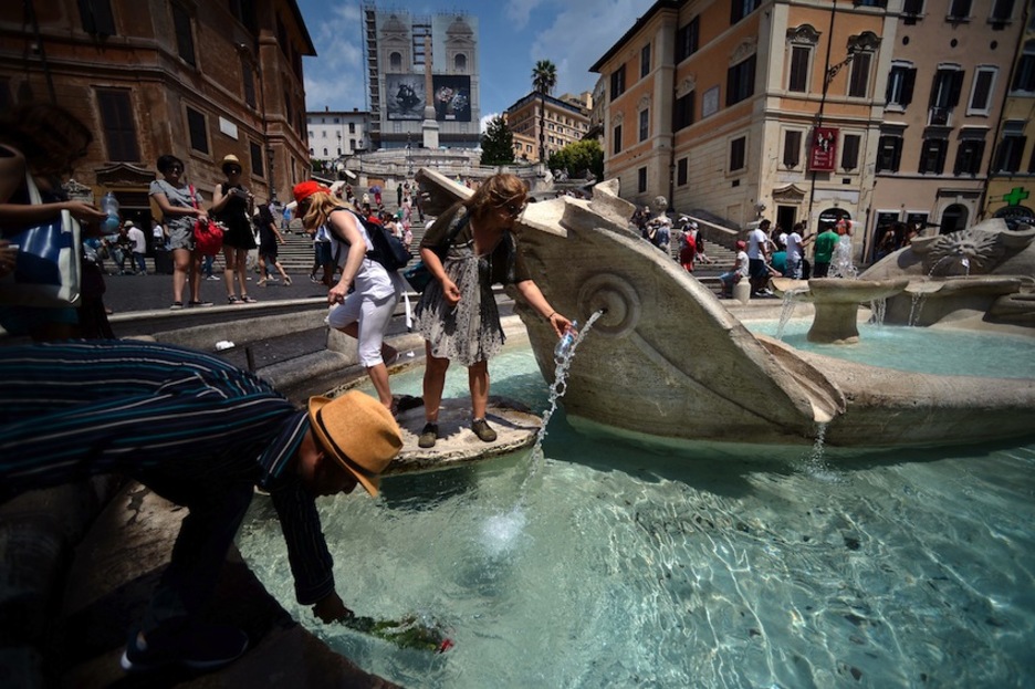 En la fuente Barcaccia de Roma. (Filippo MONTEFORTE/AFP)