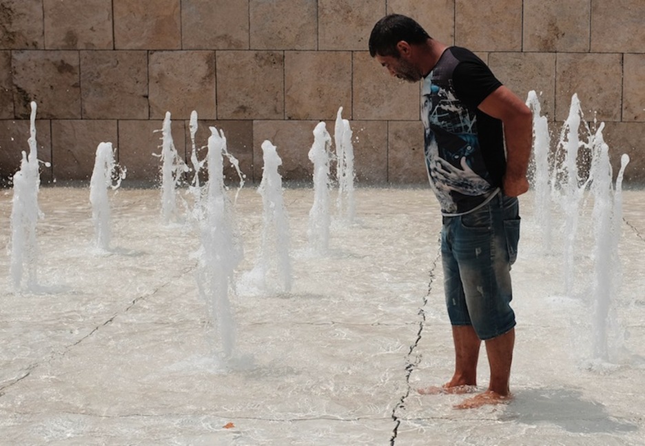 Un hombre se refresca en Roma. (Filippo MONTEFORTE/AFP)