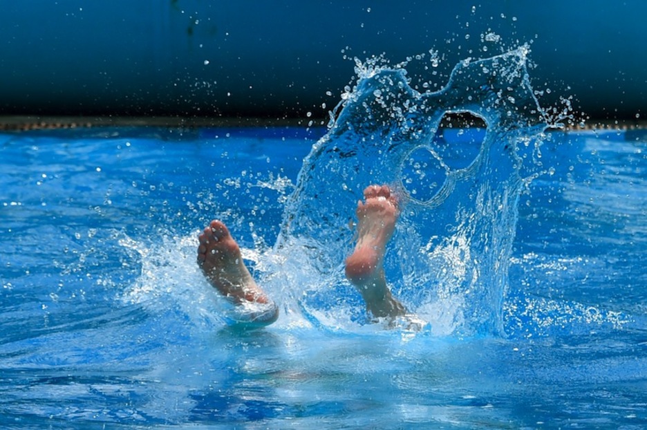 Unos pies emergen de una piscina en la localidad alemana de Neumünster. (Carsten REHDER/AFP) 