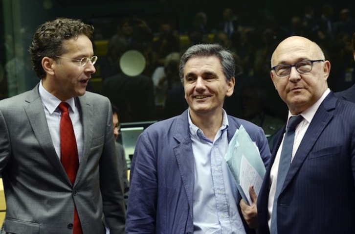 El presidente del consejo de gobernadores del MEDE, Jeroen Dijsselbloem, ayer, junto al ministro de Finanzas griego, Euclid Tsakalotos. (Thierry CHARLIER/AFP PHOTO)