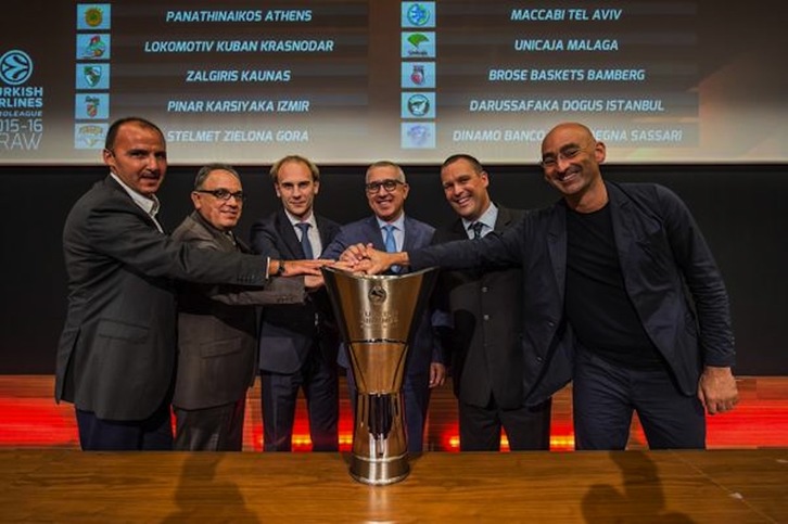 Félix Fernández (tercero por la izda.), director deportivo de Laboral Kutxa, en el sorteo de hoy. (@Euroleague)