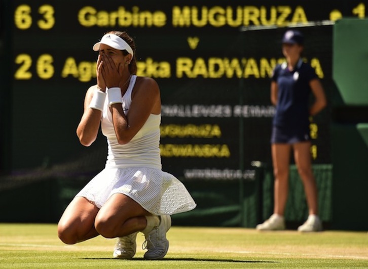 Garbiñe Muguruza se lleva las manos a la cara tras anotarse el punto definitivo. (Leon NEAL / AFP)